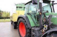 Tracteur asurant la livraison de poireaux