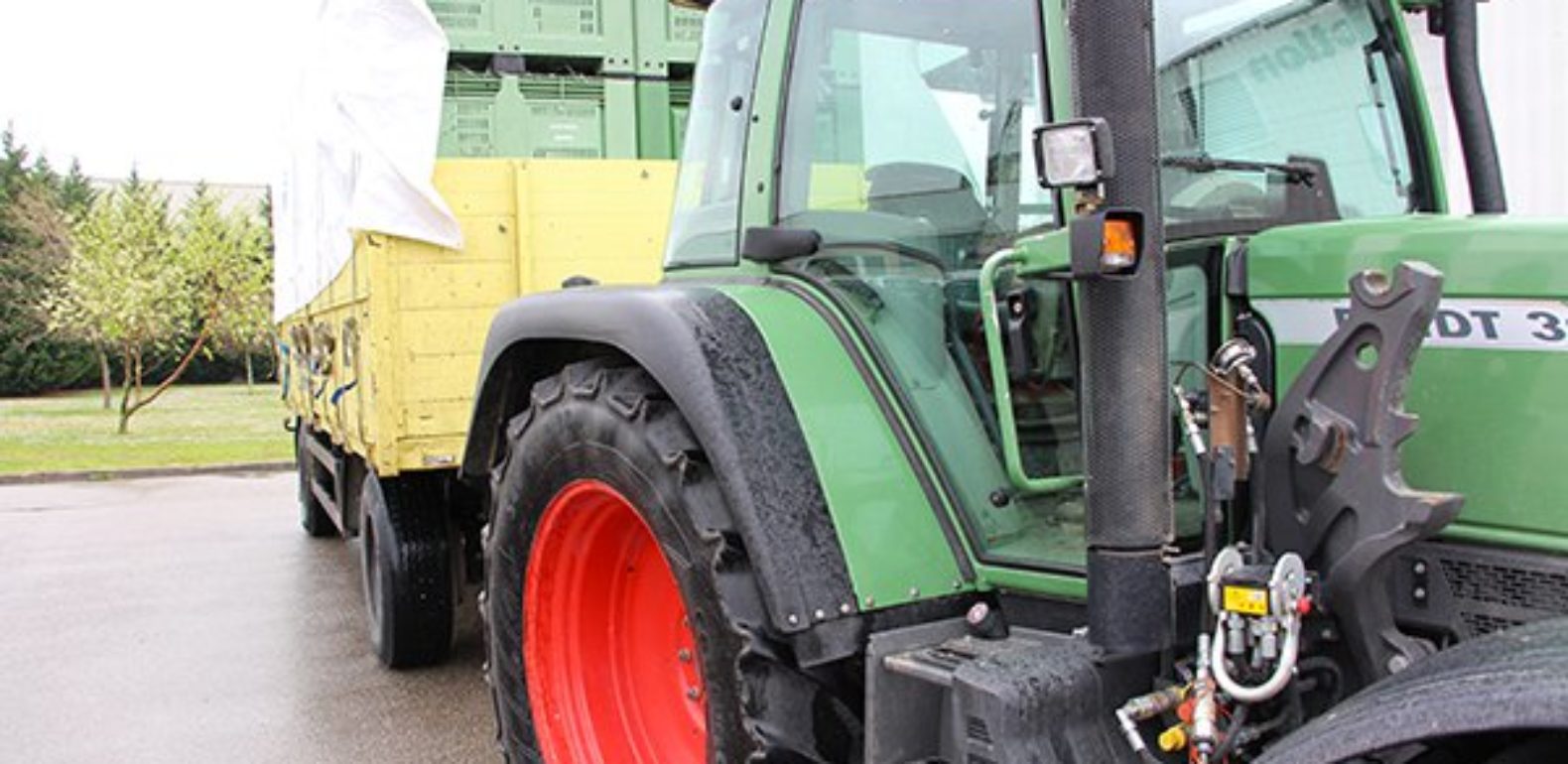 Tracteur asurant la livraison de poireaux