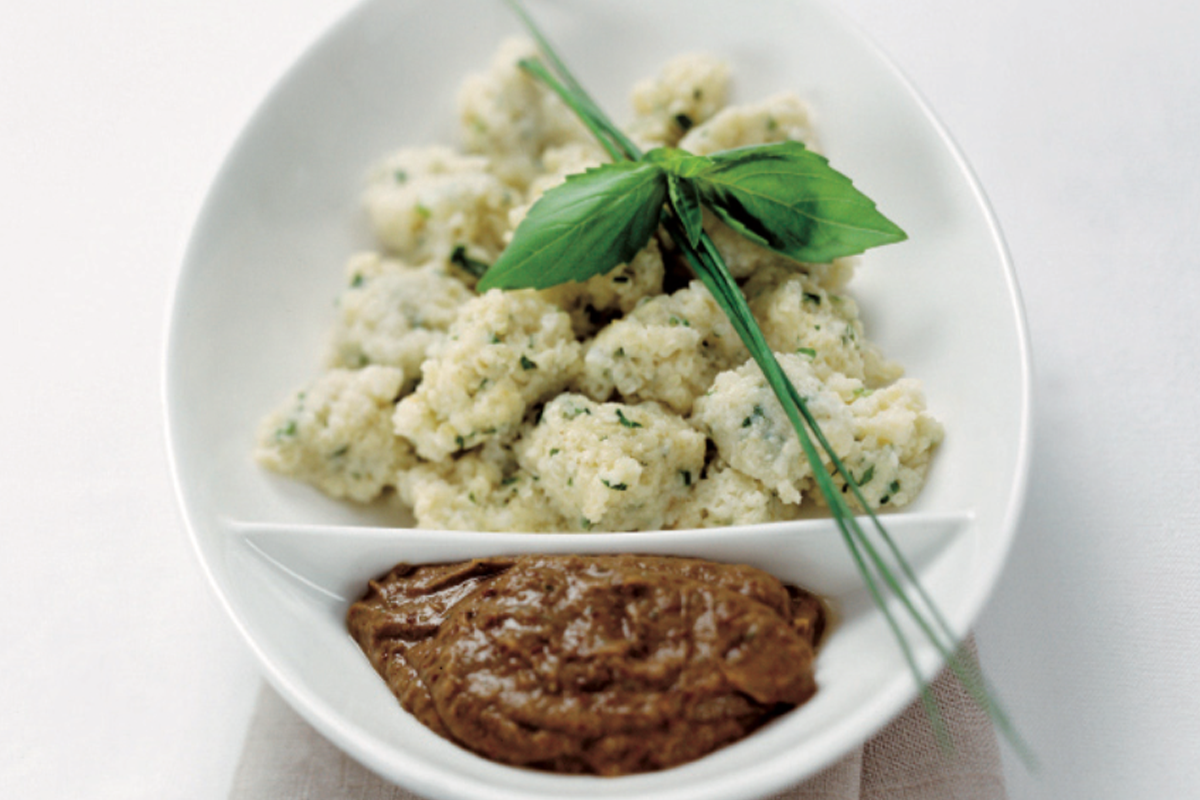 Gnocchi de millet avec une sauce aux haricots rouges A.Vogel